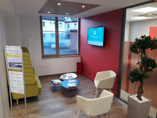 Photo de l'intérieur d'une pièce peinte en rouge