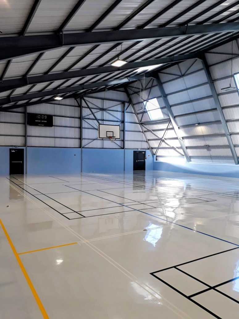 vitrification d'un parquet dans une salle de sport