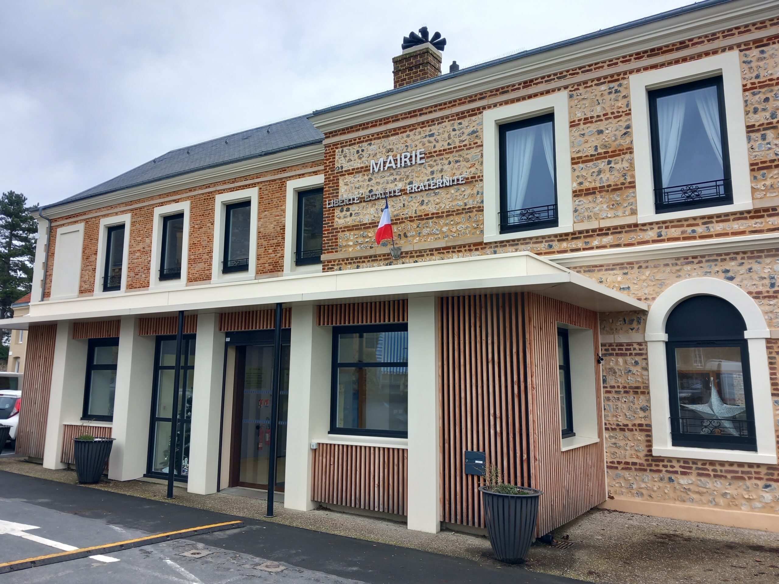 façade rénovée de la mairie
