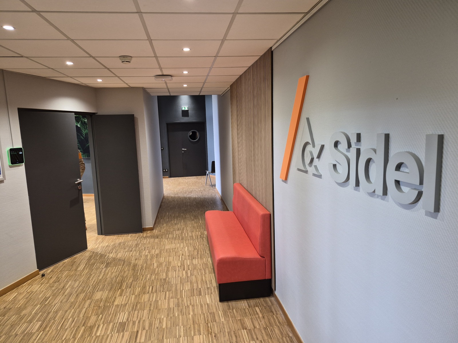 Rélisation des peintures dans un  couloir d'une entreprise